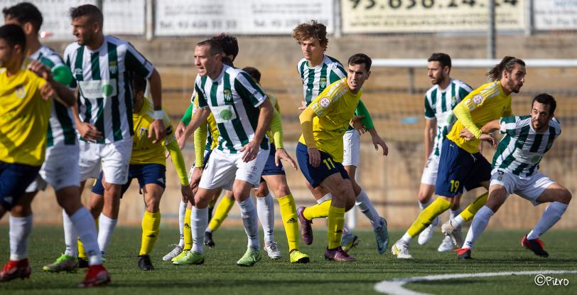 Tercera #RFEF 22-23 (Grup 5). Jornada 13. UE CASTELLDEFELS - CF PERALADA: 0-0. Gran punt groc en un partidàs